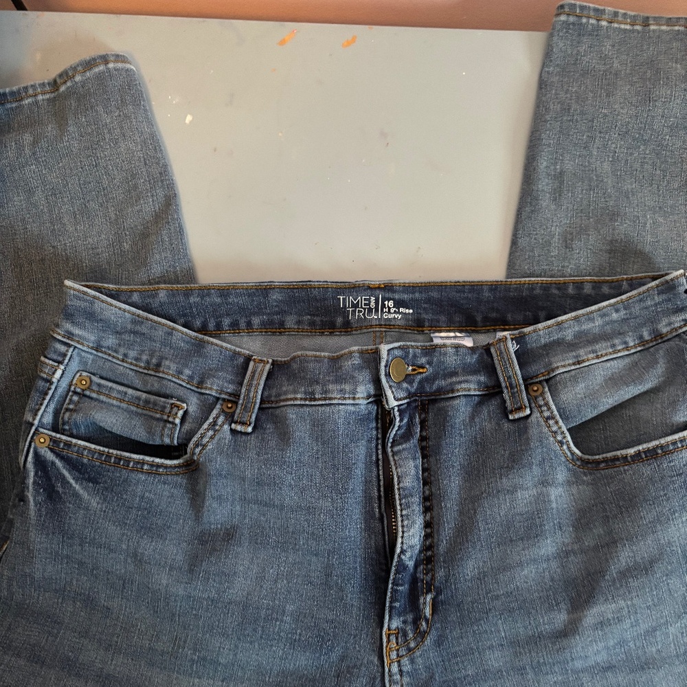 Women’s Time and Tru high rise curvy blue jeans